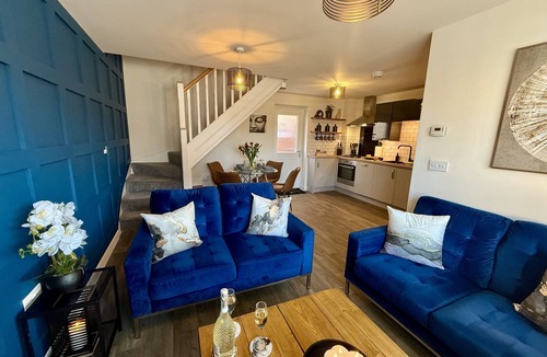 Warwick House | Modern 2-Bed House with EVcharger- Hosted by Hutch