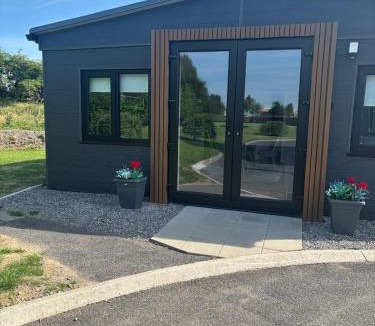 Sutton Cross House | Modern 2 Bed Luxury Cabin Private Gated Estate
