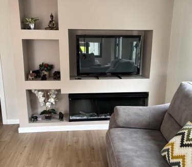 Sutton Cross House | Modern 2 Bed Luxury Cabin Private Gated Estate
