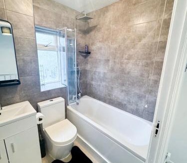 Glyndon House | Modern 2-Bed w Parking & Garden