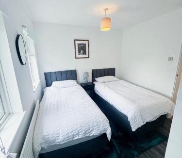 Glyndon House | Modern 2-Bed w Parking & Garden
