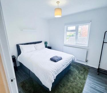 Glyndon House | Modern 2-Bed w Parking & Garden