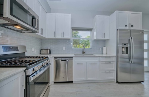 West Bay Apartment | Modern 2 Bed walking distance to the beach