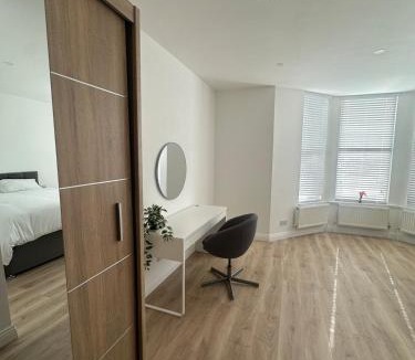 Newcastle-upon-Tyne Apartment | Modern 2 Bedroom Flat - Central & Stylish