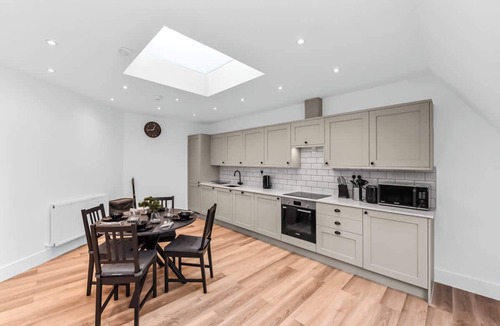 Addiscombe Apartment | Modern 2 Bedroom Stay, Balcony, East Croydon