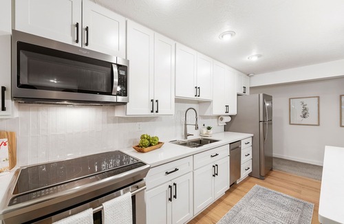 Poulsbo Apartment | Modern 2 Bedroom, 1 Bathroom apartment in highly desired downtown Poulsbo.