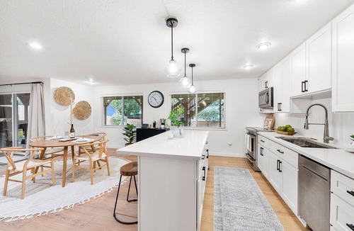 Poulsbo Apartment | Modern 2 Bedroom, 1 Bathroom apartment in highly desired downtown Poulsbo.