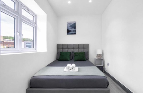 Greenwich Apartment | Modern 2 Bedroom 2 Bathroom Apartment with Sofa bed, Garden, Private Parking - Near Elizabeth Line