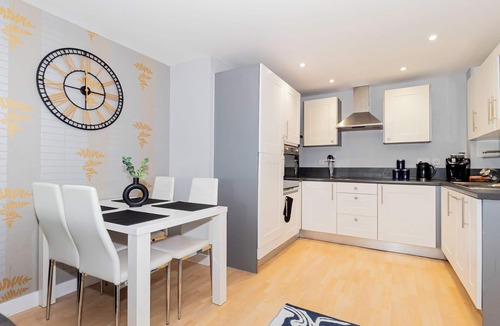 Basingstoke Apartment | Modern 2-Bedroom Apartment in Central Basingstoke walk to Festival Place & The Avil Theatre .