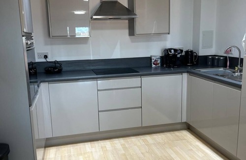 Basingstoke Apartment | Modern 2-Bedroom Apartment Level Access Central walk to Station Festival Place & The Avil Theatre