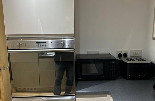 Basingstoke Apartment | Modern 2-Bedroom Apartment Level Access Central walk to Station Festival Place & The Avil Theatre