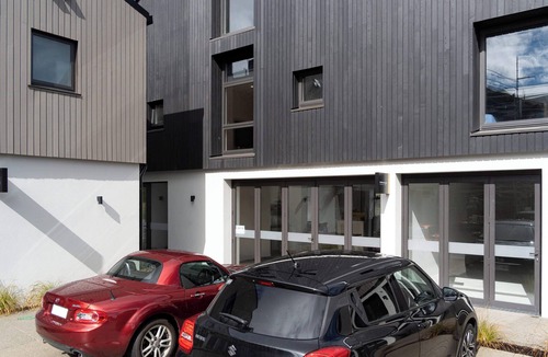 Kawarau Falls Apartment | Modern 2 Bedroom Apartment with Mountain Outlook
