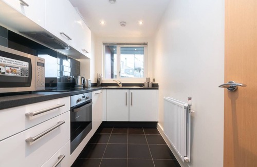 Whittington Apartment | Modern 2 bedroom and 2 Bath Apartment in London - Pass the Keys
