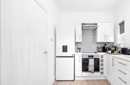 Glasgow Apartment | Modern 2 bedroom apartment with parking and wifi.