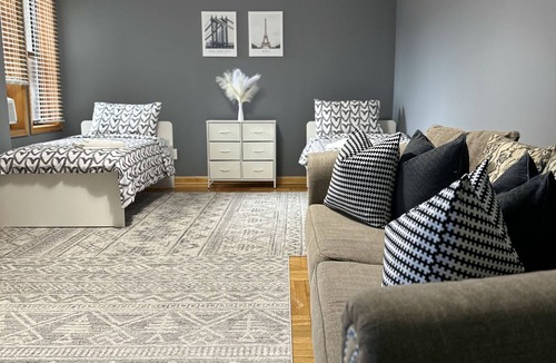 Brighton Beach Apartment | Modern 2 bedroom apartment, 5 minute walking to ocean
