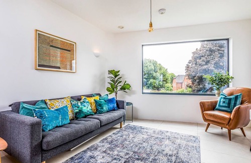 Chichester Apartment | Modern 2 Bedroom City Apartment With Parking - Pass the Keys
