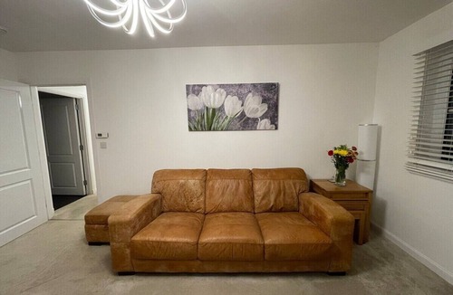 Bishopton Apartment | Modern 2 Bedroom Flat in Quiet Village w/Ensuite