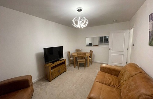 Bishopton Apartment | Modern 2 Bedroom Flat in Quiet Village w/Ensuite