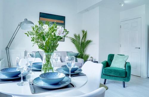 Birkenhead Apartment | Modern 2 bedroom flat - 15 minutes to Liverpool