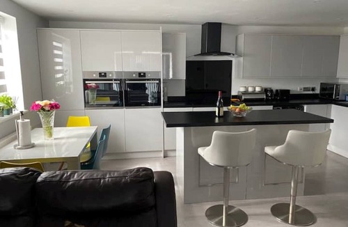 Dagenham Apartment | Modern 2 bedroom flat with Sky TV & free parking