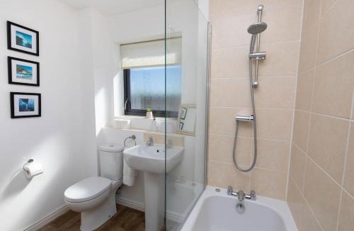 Uxbridge North Apartment | Modern 2 Bedroom Flat Near Tube with Parking