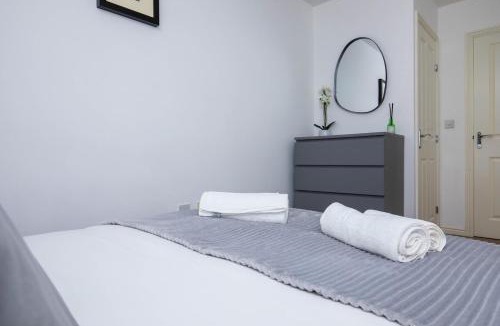 Uxbridge North Apartment | Modern 2 Bedroom Flat Near Tube with Parking