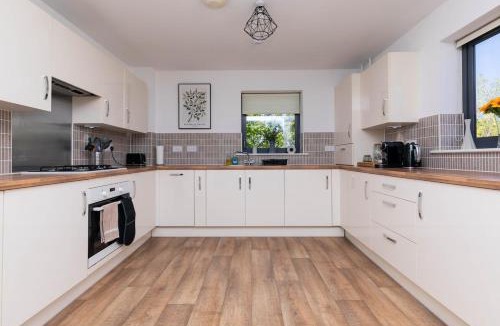 Uxbridge North Apartment | Modern 2 Bedroom Flat Near Tube with Parking