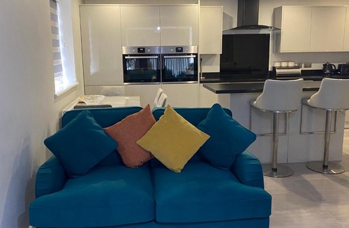 Dagenham Apartment | Modern 2 bedroom flat with Sky TV & free parking