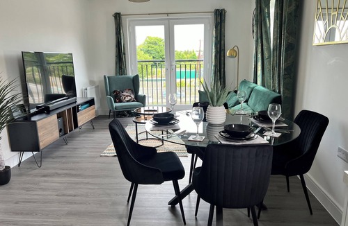 Sittingbourne Apartment | Modern 2-bedroom apartment in serene Central Sittingbourne with WiFi
