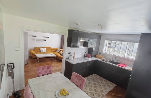 Clydebank Apartment | Modern 2 Bedroom Ground Level Flat