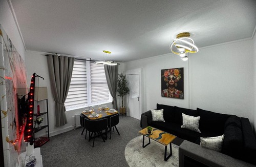 Murthill Apartment | Modern 2 Bedroom Ground Floor Apartment in Dundee, Free Parking