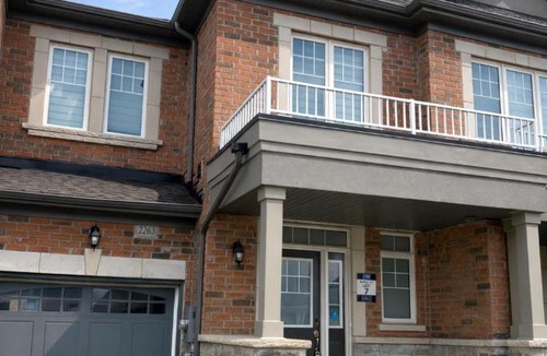 Alcona Apartment | Modern 2-Bedroom Smart Home with Free Parking, Laundry, Ping-Pong & Private Backyard - Steps to Shops & Restaurants, 6 Mins to Innisfil Beach Park - Perfect for Families & Couples!