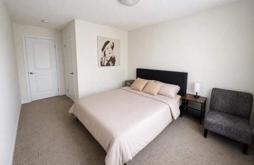Alcona Apartment | Modern 2-Bedroom Smart Home with Free Parking, Laundry, Ping-Pong & Private Backyard - Steps to Shops & Restaurants, 6 Mins to Innisfil Beach Park - Perfect for Families & Couples!