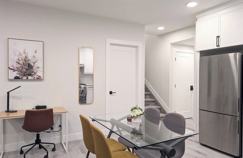 West Edmonton House | Modern 2 Bedroom Suite - 10 mins to WEM