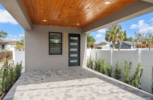 South Seminole Heights House | Modern 2-bedroom Tiny house in Tampa, close to Downtown, Stadiums, and Arena!