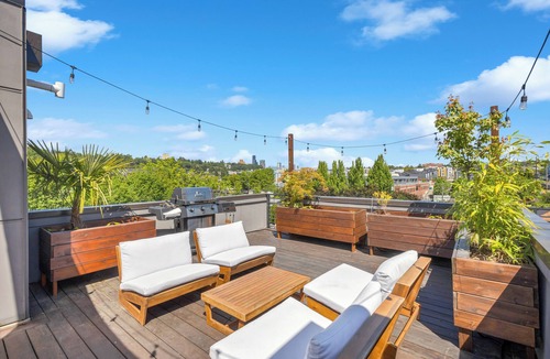Atlantic House | Modern 2-Bedroom Townhouse with Rooftop Patio