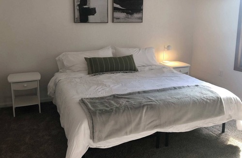 Des Moines Apartment | Modern 2 Bedroom with King near downtown w yard