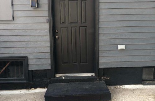 Des Moines Apartment | Modern 2 Bedroom with King near downtown w yard