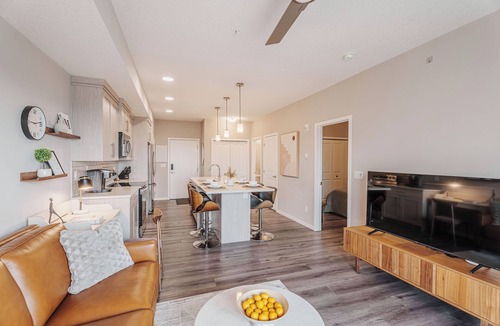 Calgary Condo | Modern 2 BR condo, Sleeps 4, w/AC, 8 mins to YYC