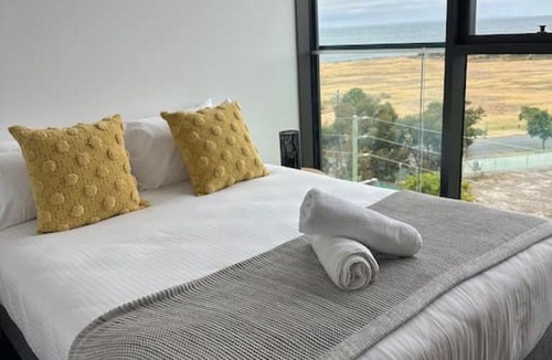 Williamstown Apartment | Modern 2 BRM Apt in Williamstown