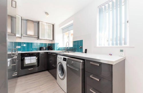 Grove Apartment | Modern 2-Bed Apartment Near Kingston - Pass the Keys