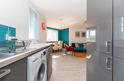 Grove Apartment | Modern 2-Bed Apartment Near Kingston - Pass the Keys