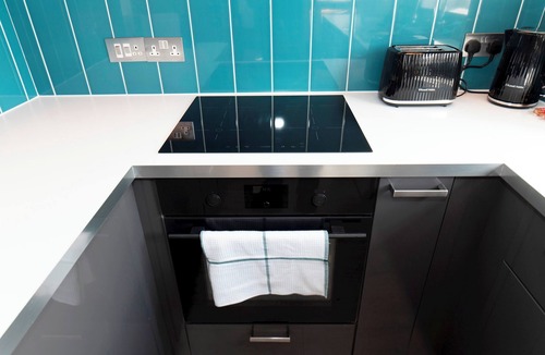 Grove Apartment | Modern 2-Bed Apartment Near Kingston - Pass the Keys