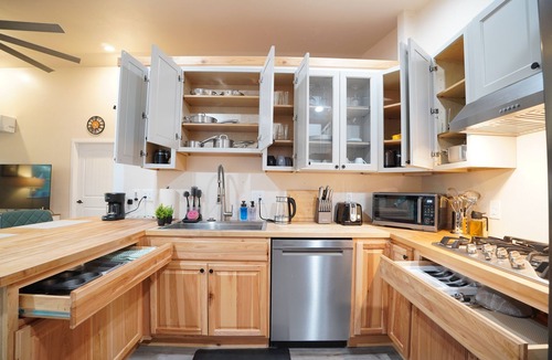 Des Moines House | Modern 2 King Bed Kitchen Airport LightRail