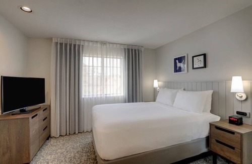 Sunnyvale Hotel | Modern 2 Queen Unit with Kitchen, Fitness Center, Near 49ers Museum!