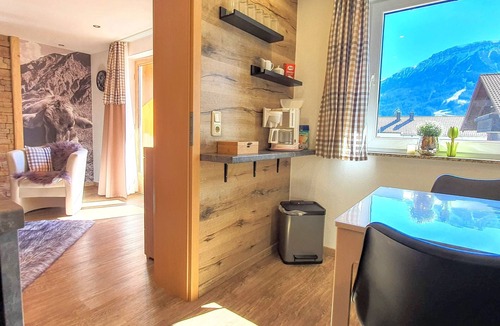 Heitlern Condo | Modern 2-room apartment in Allgäu style with alpine panorama in a central location.