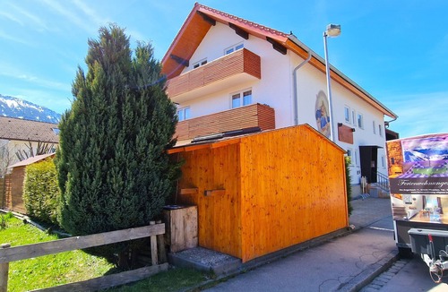 Heitlern Condo | Modern 2-room apartment in Allgäu style with alpine panorama in a central location.