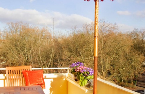Kreuzberg Apartment | Modern 2-room apartment with balcony & bathtub in Bergmannkiez