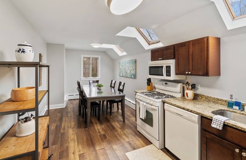 Libertyville House | Modern 2-Story Convenient for Large Families