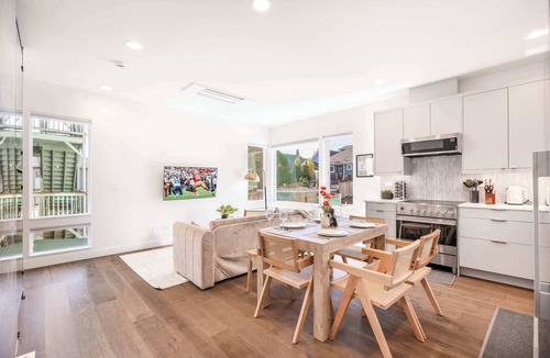 Squire Park Condo | Modern 2024-Built Townhome | Near Hospitals & DT